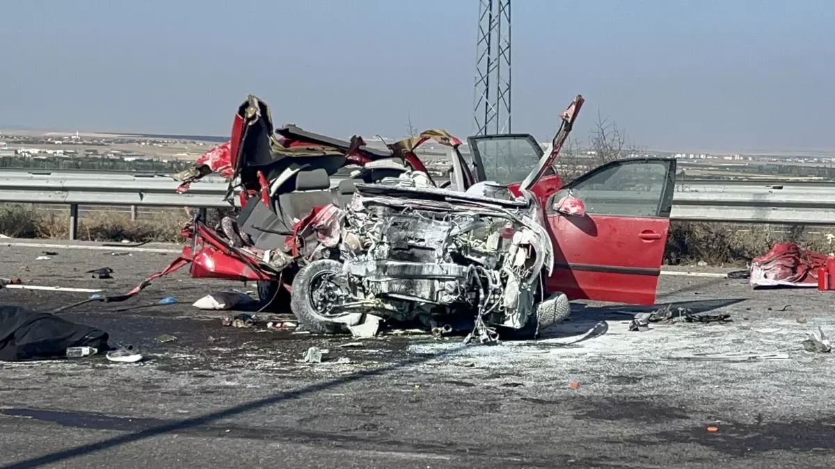 Niğde'de TIR'a Çarpan Otomobildeki Kaza: 2 Ölü, 3 Yaralı
