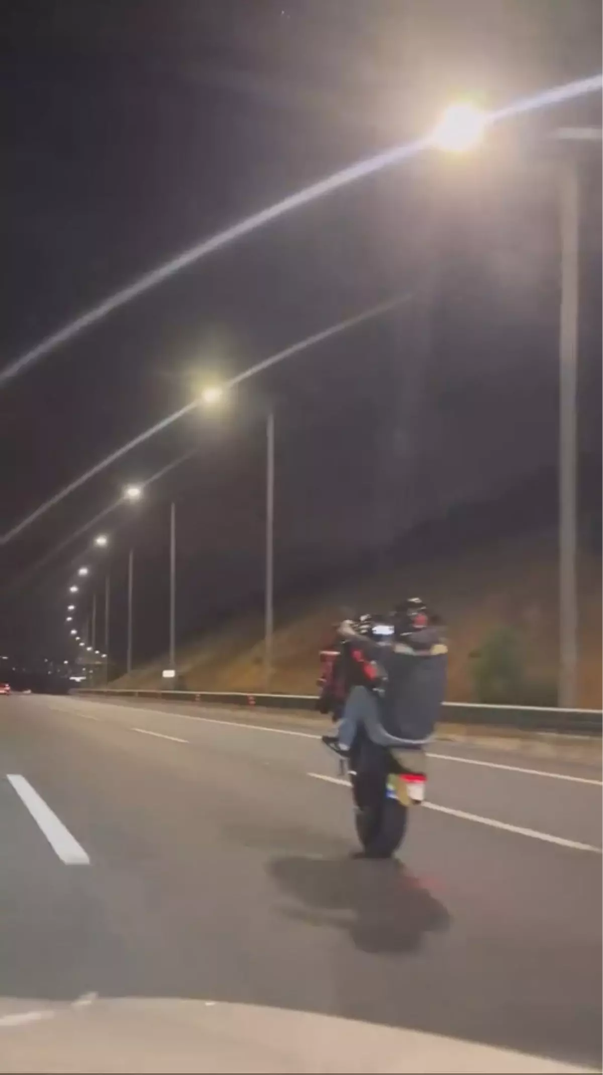 Motosiklet Sürücülerinin Tehlikeli Tek Teker Yolculuğu Kameralarda