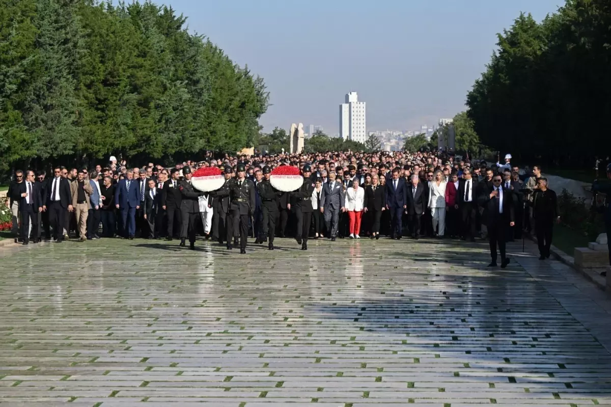 CHP Genel Başkanı Özgür Özel, Anıtkabir'i ziyaret etti
