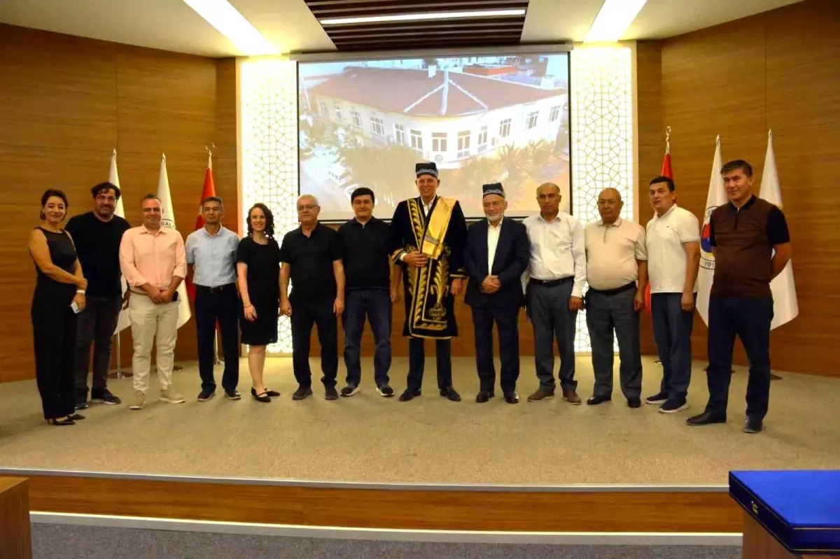 Özbekistanlı Üzüm Üreticileri Manisa'da Tarım ve Ticaret İş Birlikleri için Toplandı
