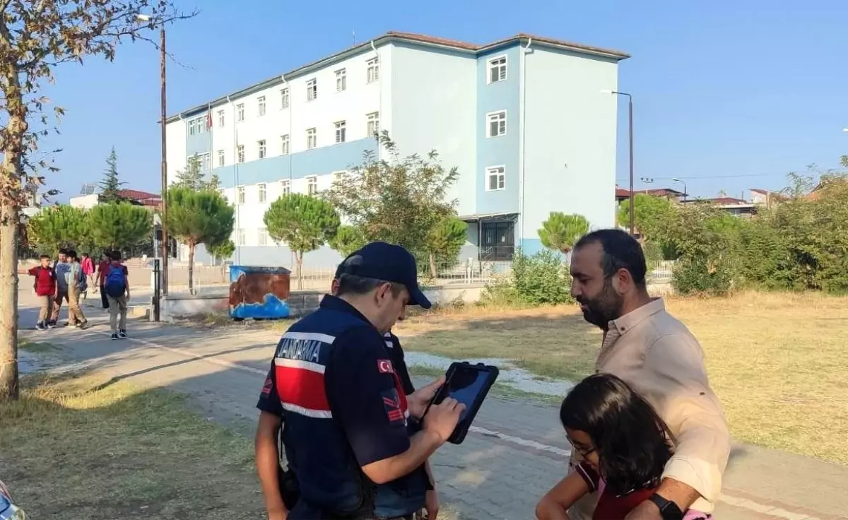 Manisa'da 'Huzurlu Okul Önleri ve Huzurlu Sokaklar' Uygulaması Gerçekleştirildi