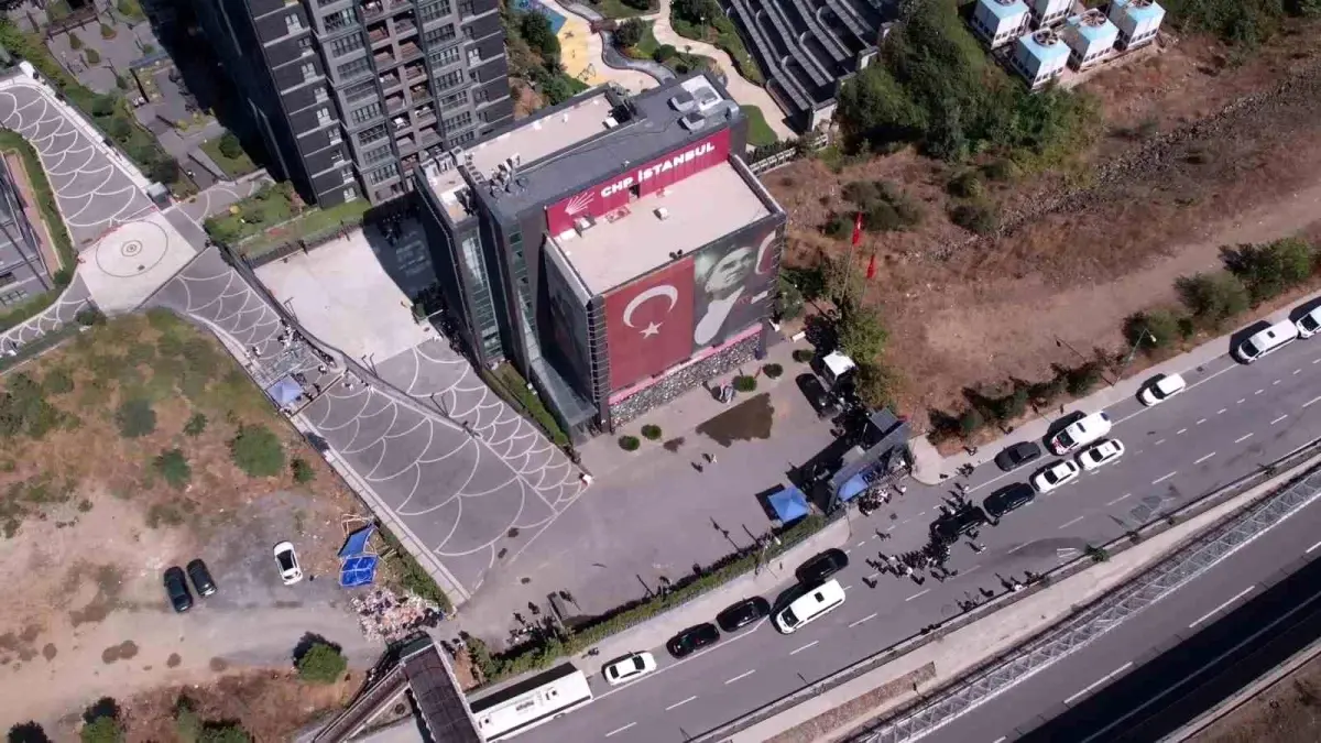 Gürsel Tekin Sarıyer'de CHP Binasında Bekleniyor