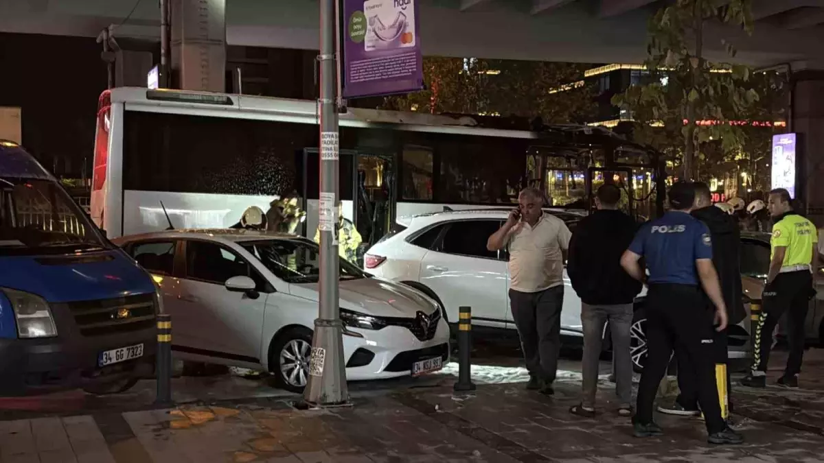 İstanbul'da Tur Otobüsünde Yangın: 3 Araç Hasar Gördü