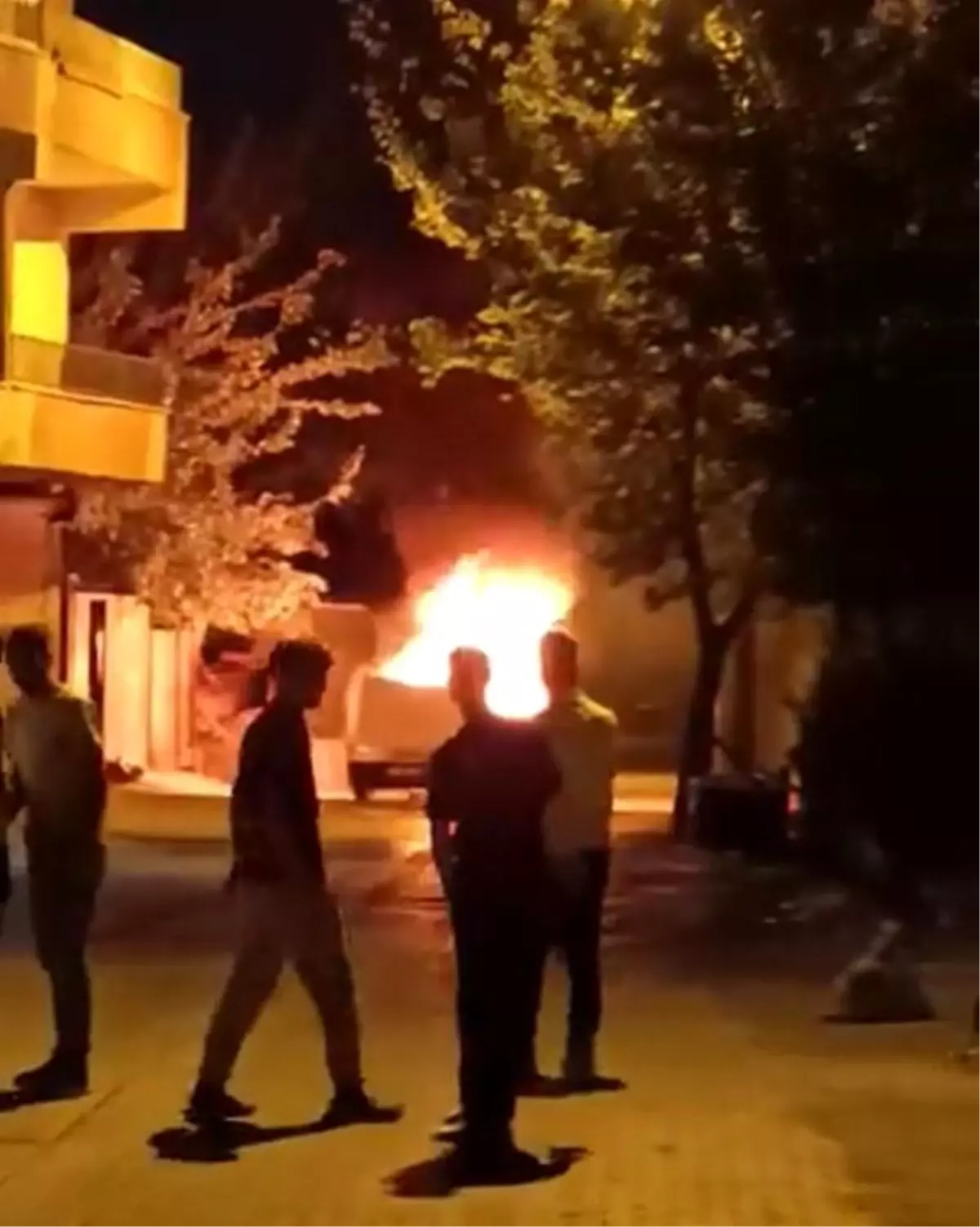 Diyarbakır'da Park Halindeki Araç Alev Aldı