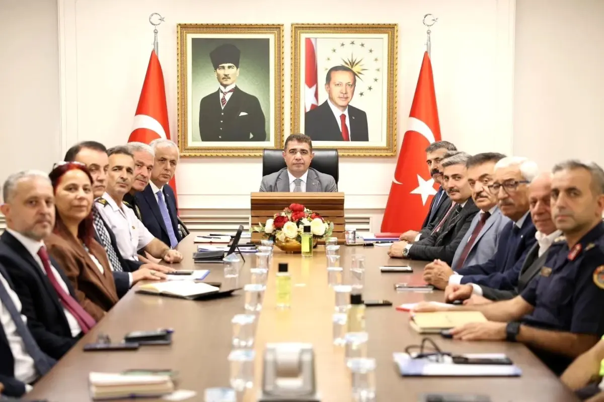 Düzce Valiliği'nde Eğitim ve Asayiş Toplantısı Yapıldı