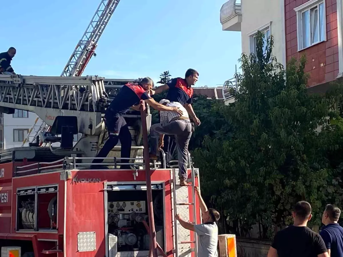 Burdur'da Apartman Çatısında Yangın Çıktı: Mahsur Kalan İşçi Kurtarıldı