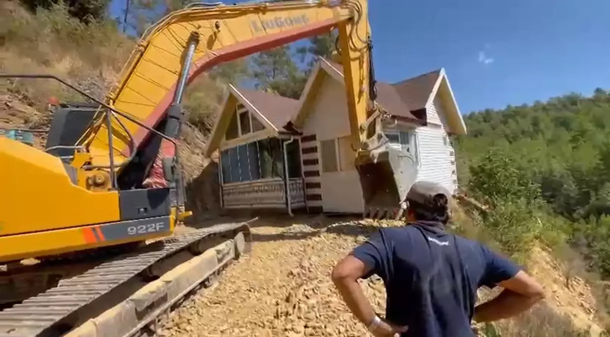Konteyner Evini Taşımak İçin Ray Sistemi Kullandı