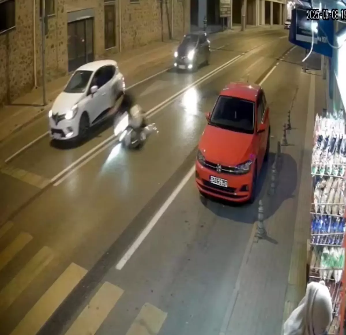 Motosiklet Caddeye Dökülen Yağ Nedeniyle Devrildi