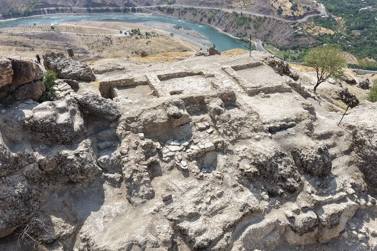 3 bin yıllık tarihi kaleden Osmanlı karakolu çıktı