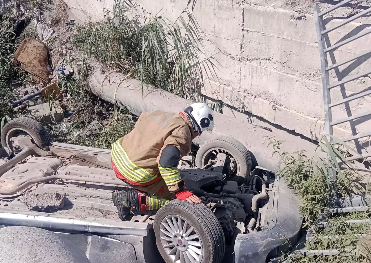 Hatay'da Kontrolden Çıkan Otomobil Menfeze Devrildi, Sürücü Yaralandı