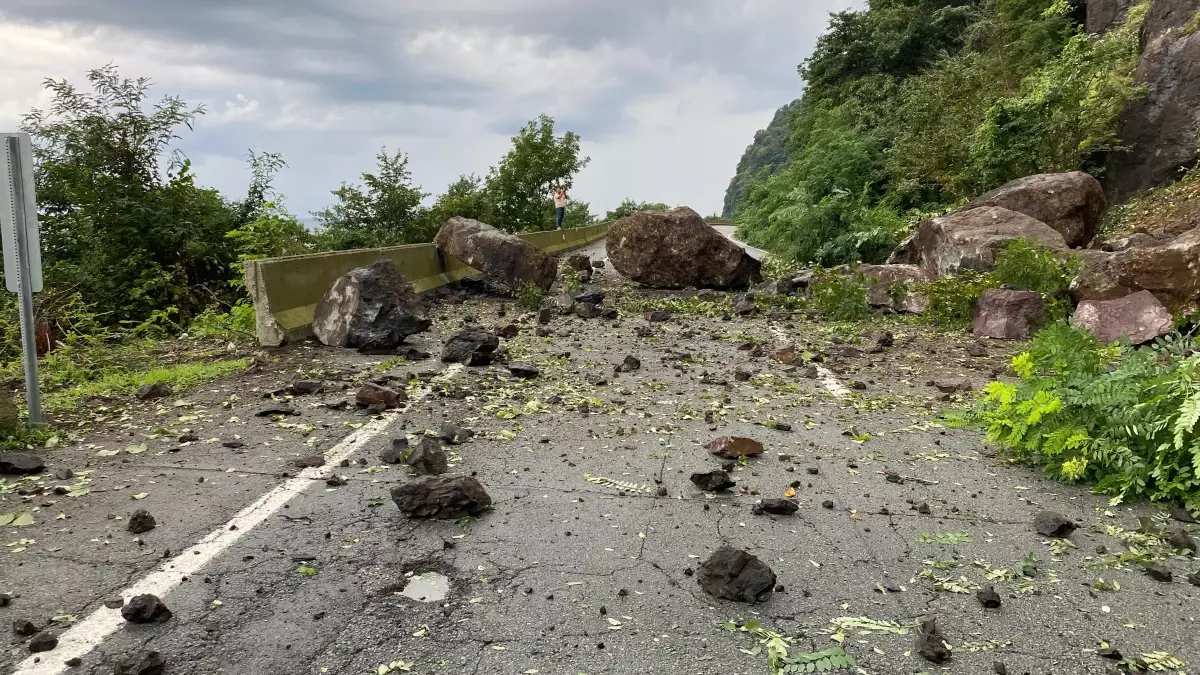 Artvin'de heyelan; kapanan Karadeniz Sahil Yolu ulaşıma açıldı (2)