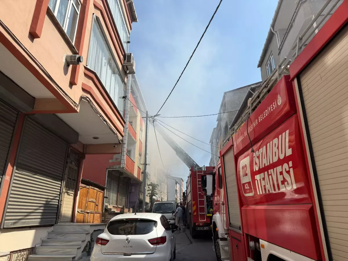 Avcılar'da Çatı Katında Yangın Çıktı, 4 Bina Hasar Gördü