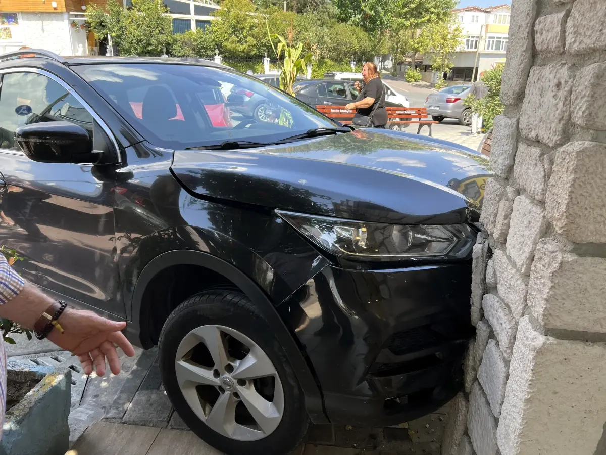 Avcılar'da Gaz Pedalı Takılı Kalan Otomobil Kaza Yaptı