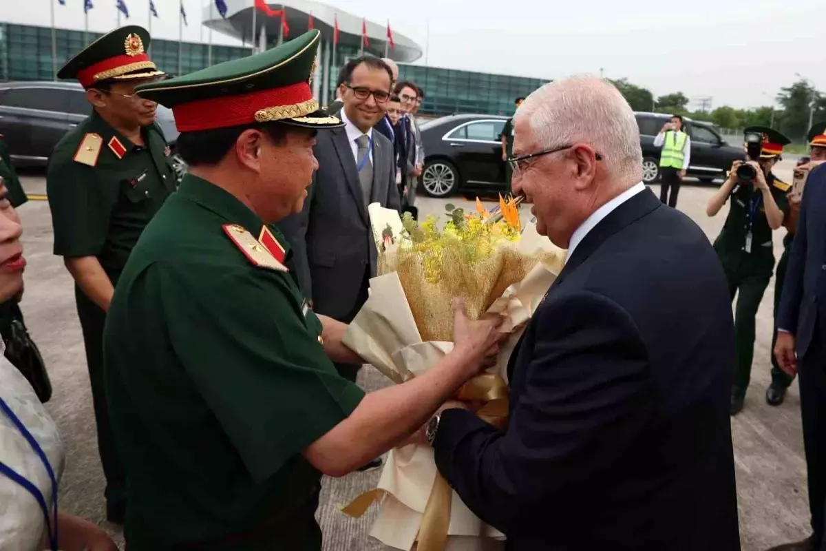 Savunma Bakanı Yaşar Güler, Vietnam'a Resmi Ziyarette Bulundu