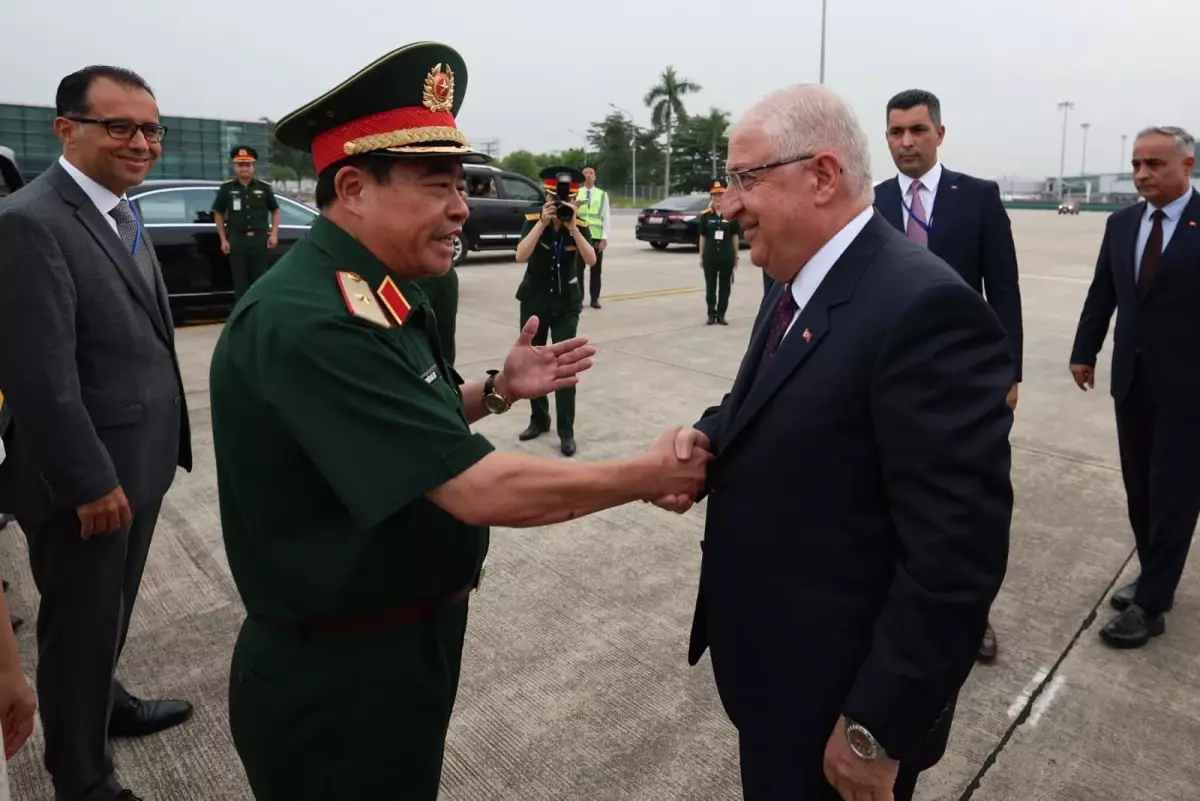Milli Savunma Bakanı Yaşar Güler, Vietnam'da