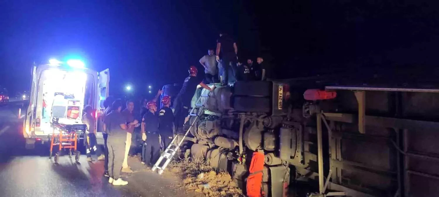 Balıkesir'de Paketli Gıda Yüklü Tır Devirdi, Sürücü Yaralandı