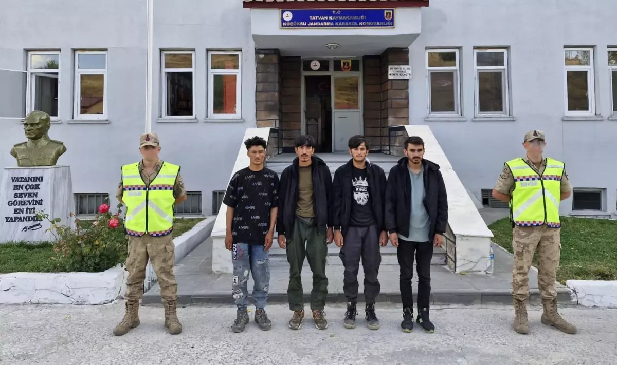 Tatvan'da 4 Kaçak Göçmen ve 1 Organizatör Yakalandı