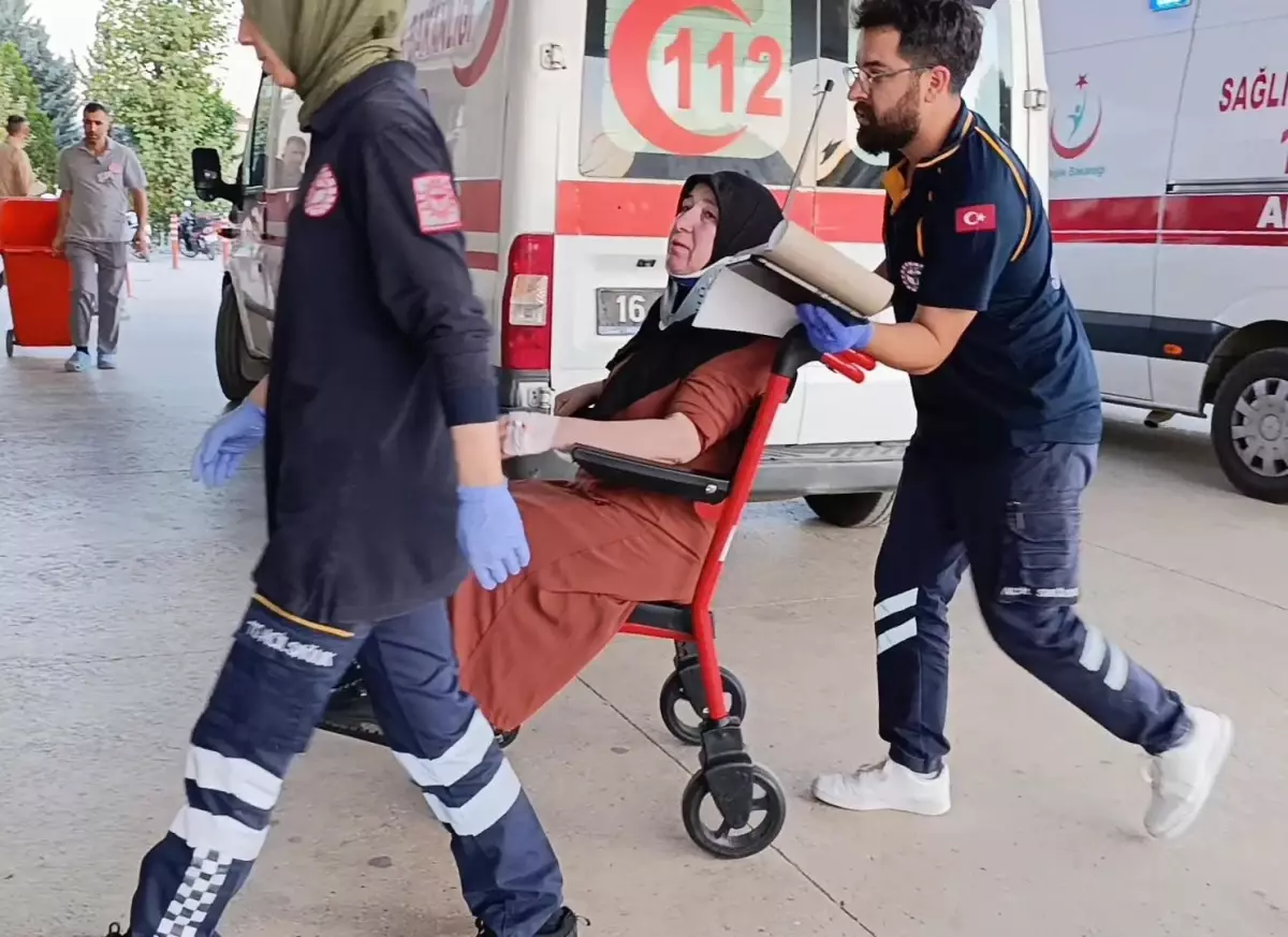 İnegöl'de İşçi Servisi ile Minibüs Çarpıştı: 4 Yaralı