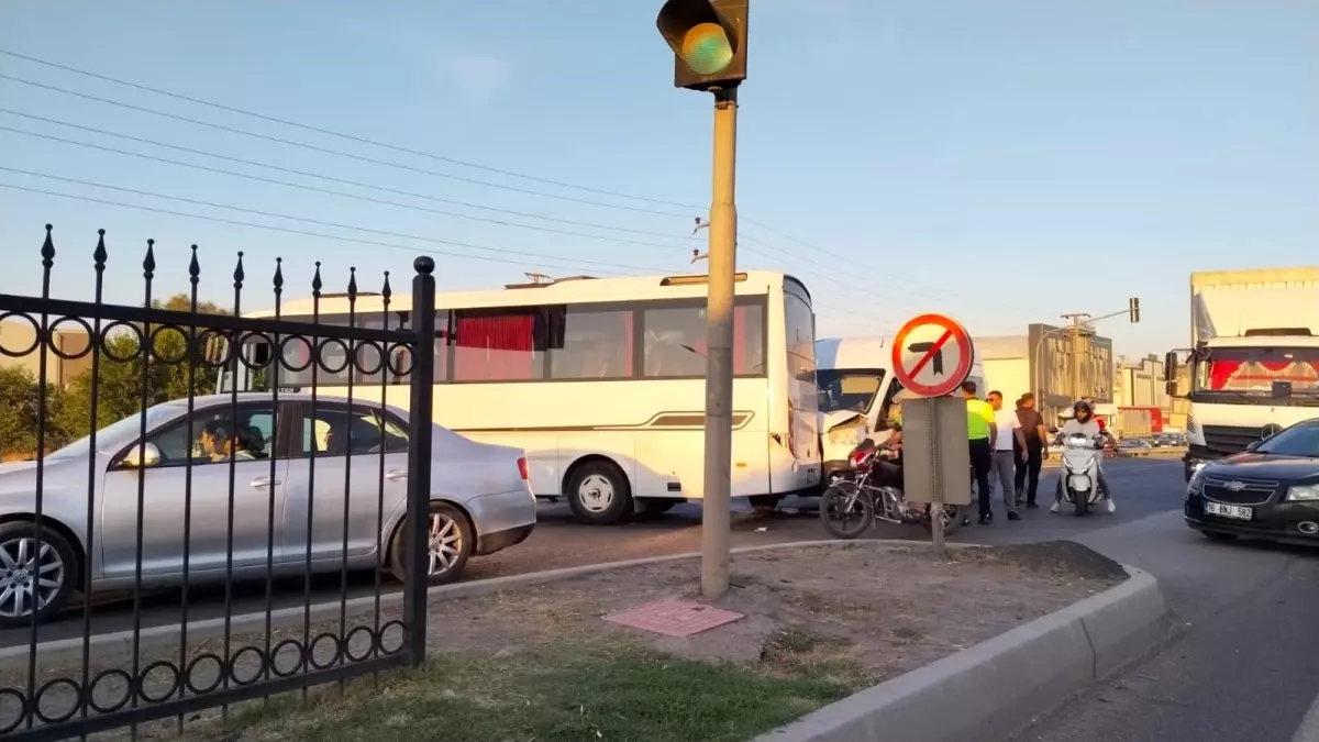 İnegöl'de İşçi Servisi ve Minibüs Çarpıştı: 4 Yaralı