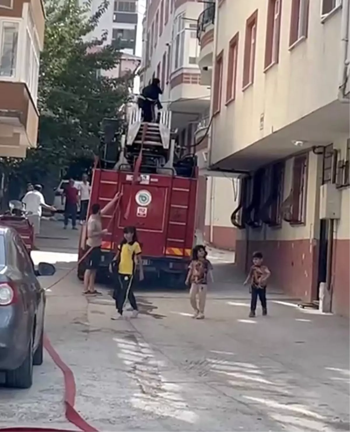 Tekirdağ'da Apartmanda Yangın Çıktı, İtfaiye Ekipleri Müdahale Etti