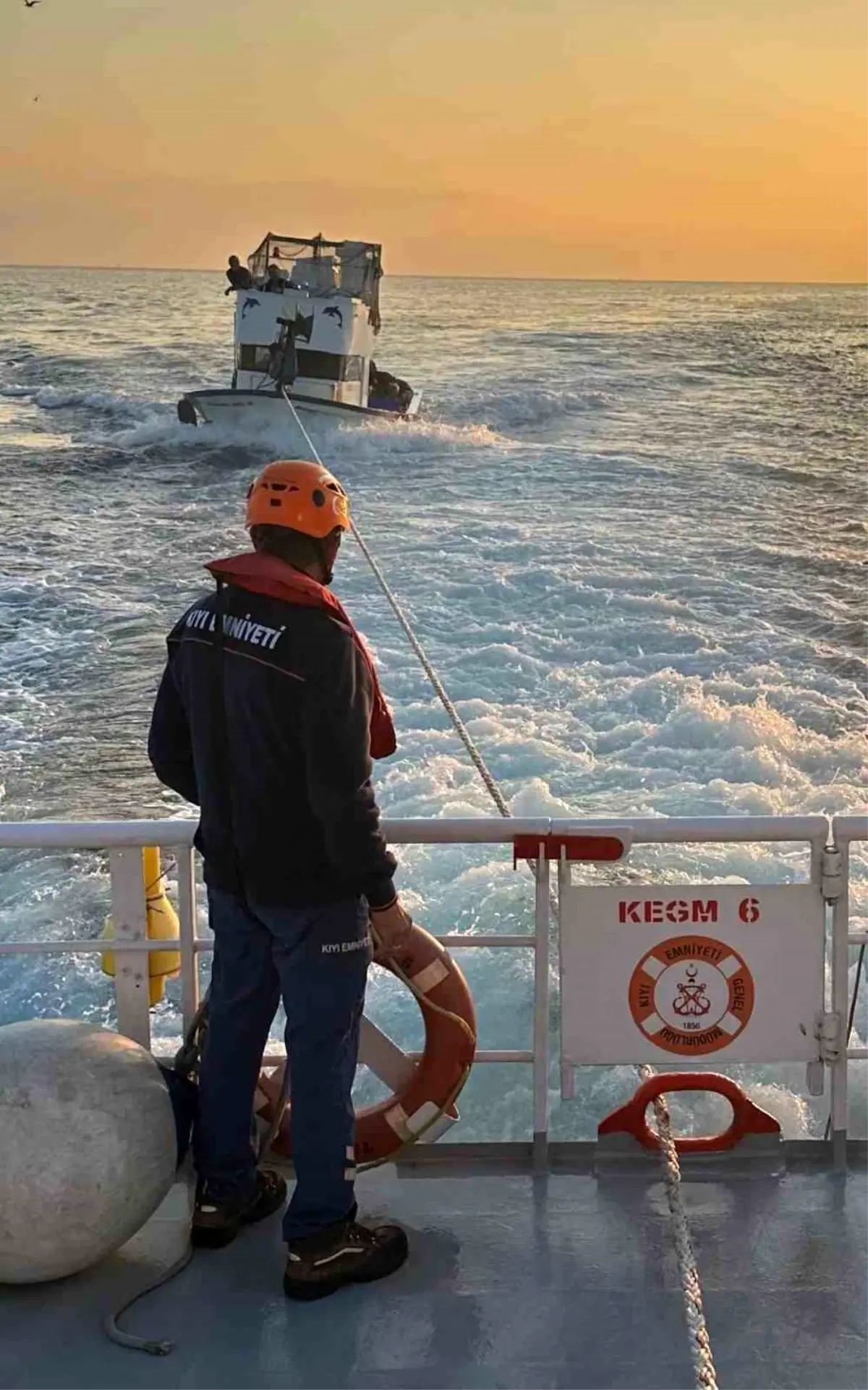 Çanakkale Boğazı'nda Makine Arızası Yaşayan Tekne Kurtarıldı
