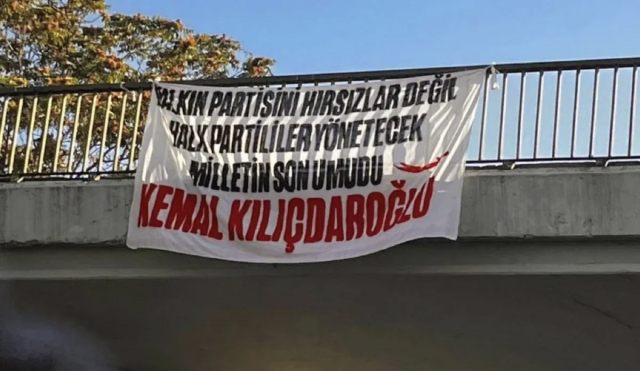 A banner reading 'Kılıçdaroğlu' was hung on the overpass before the CHP's Kadıköy rally