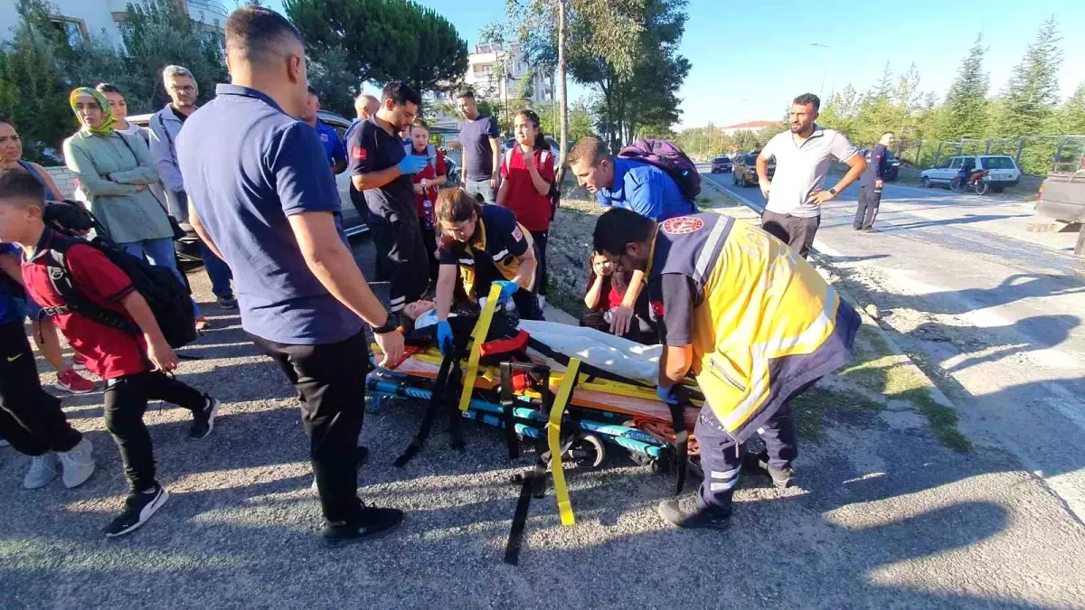 Demirci'de Öğrenci Servisiyle Ticari Araç Çarpıştı: 9 Yaralı