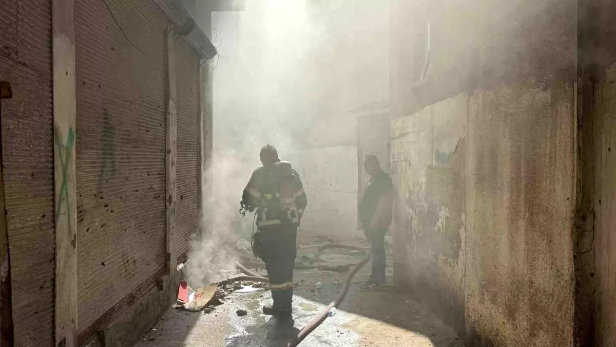 Diyarbakır'da Ayakkabı Deposunda Yangın: 22 Saatte Kontrol Altına Alındı