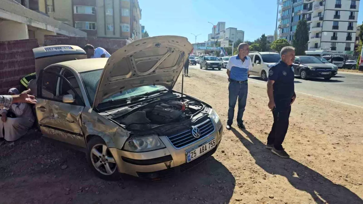 Elazığ'da Otomobil ile Kamyon Çarpıştı: Maddi Hasar Meydana Geldi