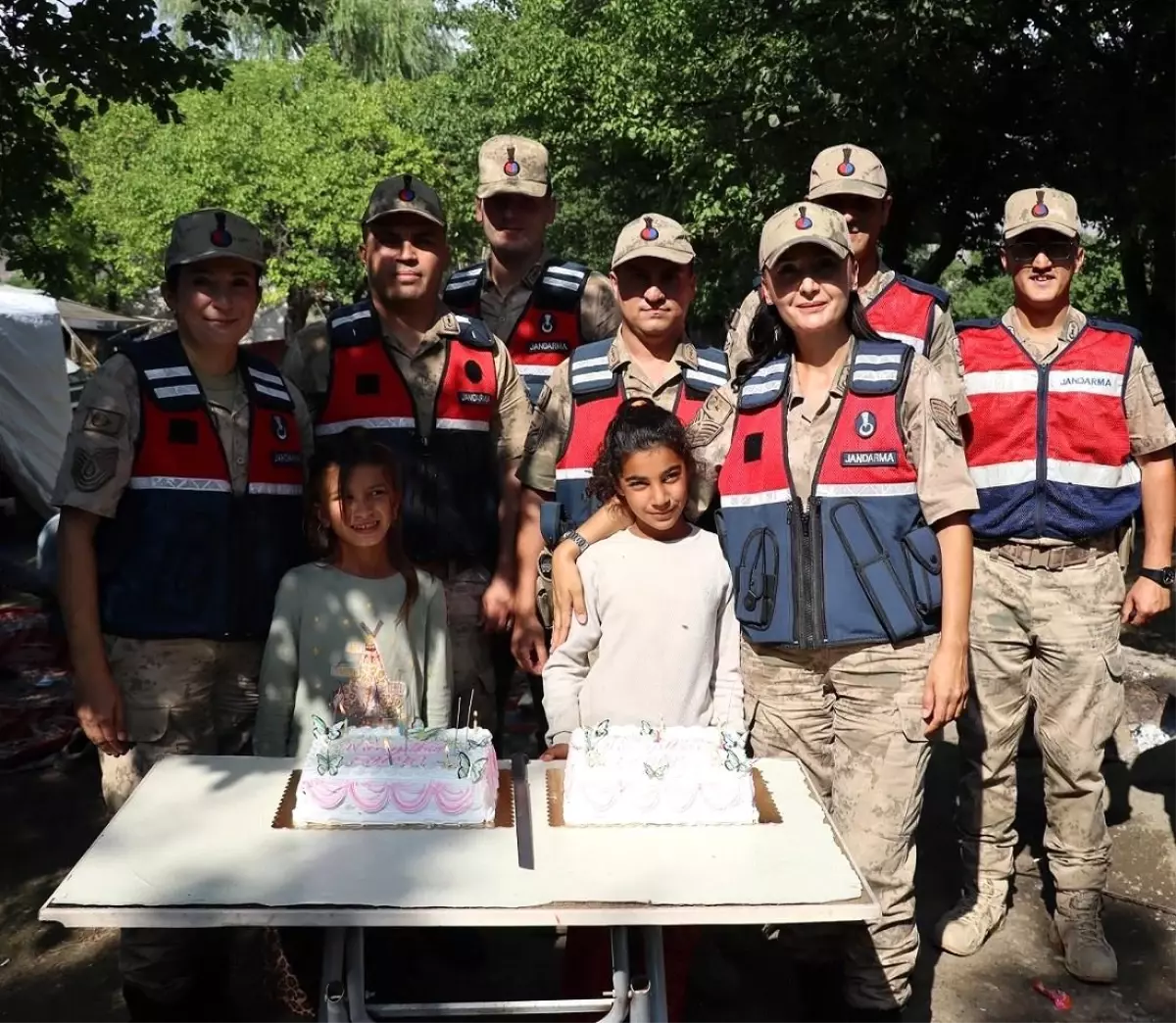 Jandarma Ekiplerinden Miniklere Doğum Günü Sürprizi