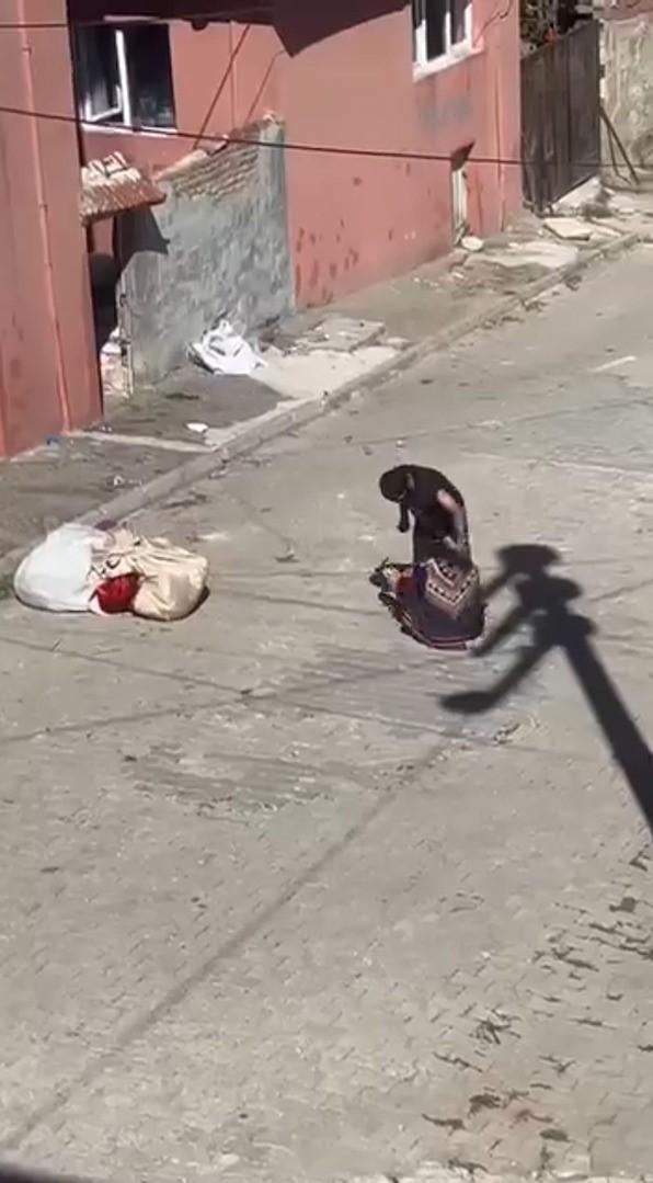 esini sokak ortasinda bayilincaya kadar dovdu 19032522 8766 m