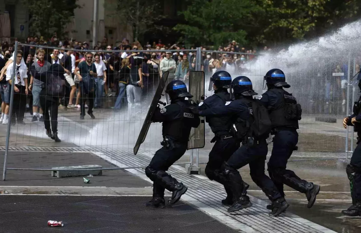 Fransa'da 'Bloquons tout' Protestoları: 175 Bin Kişi Katıldı, Gözaltılar 473'e Ulaştı