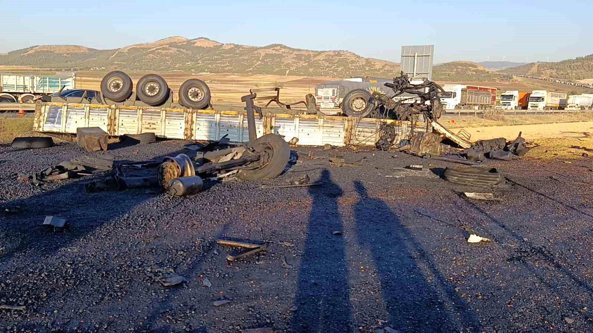 Gaziantep'te Freni Patlayan Tır, İş Makinasına Çarptı