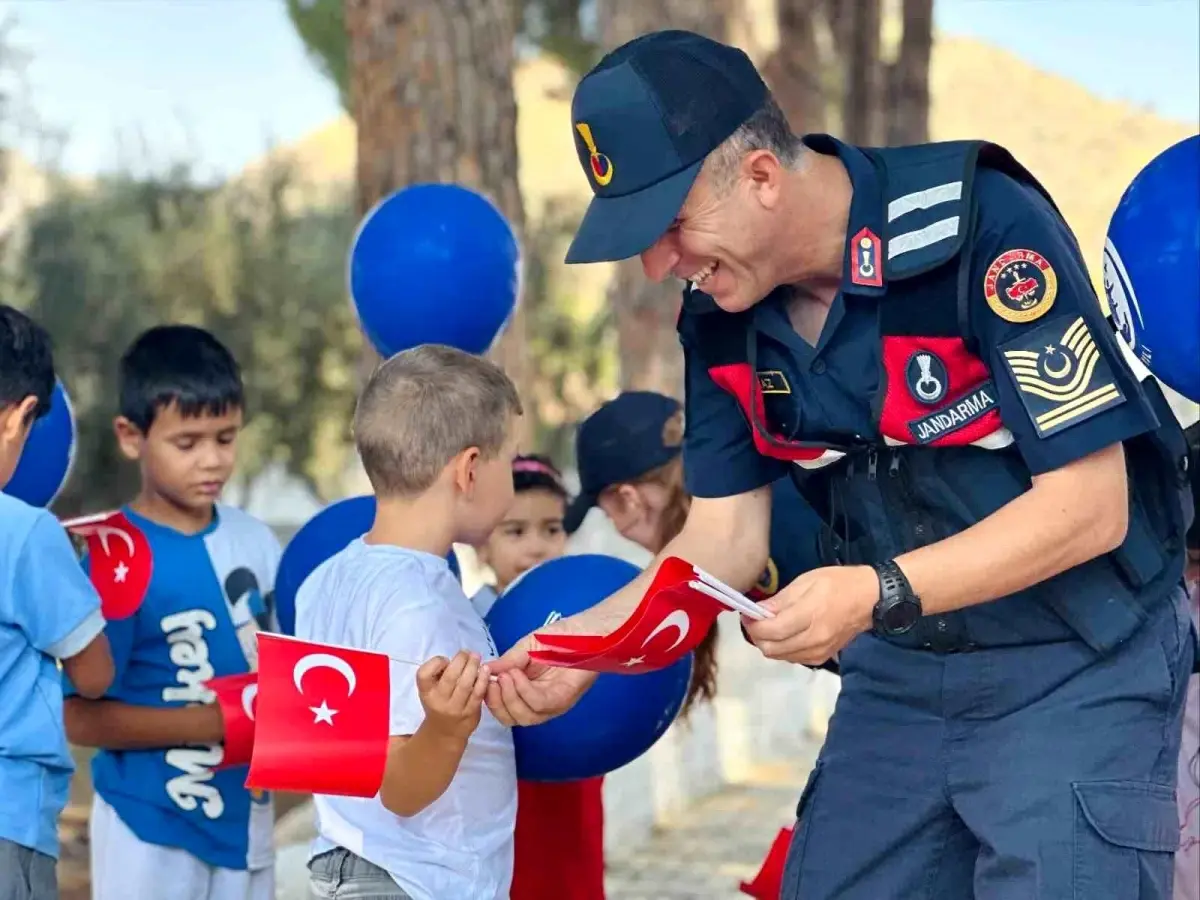 Jandarma, Öğrencilere Bayrak ve Hediyelerle Ziyarette Bulundu
