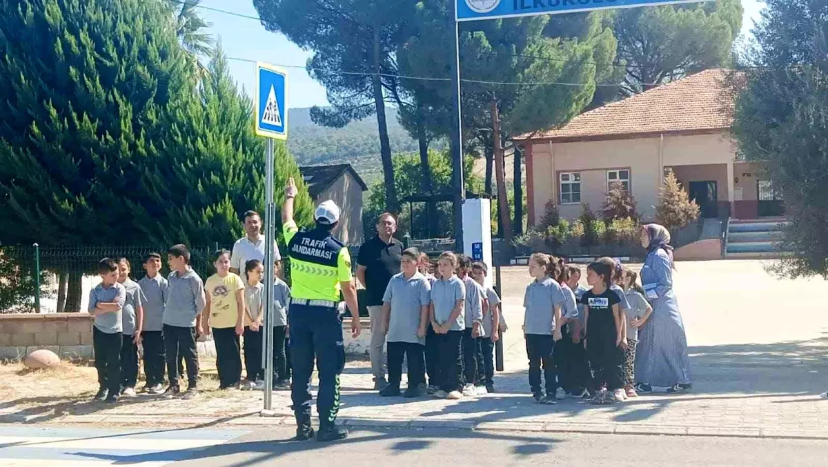 Karacasu'da Öğrencilere Trafik Güvenliği Eğitimi