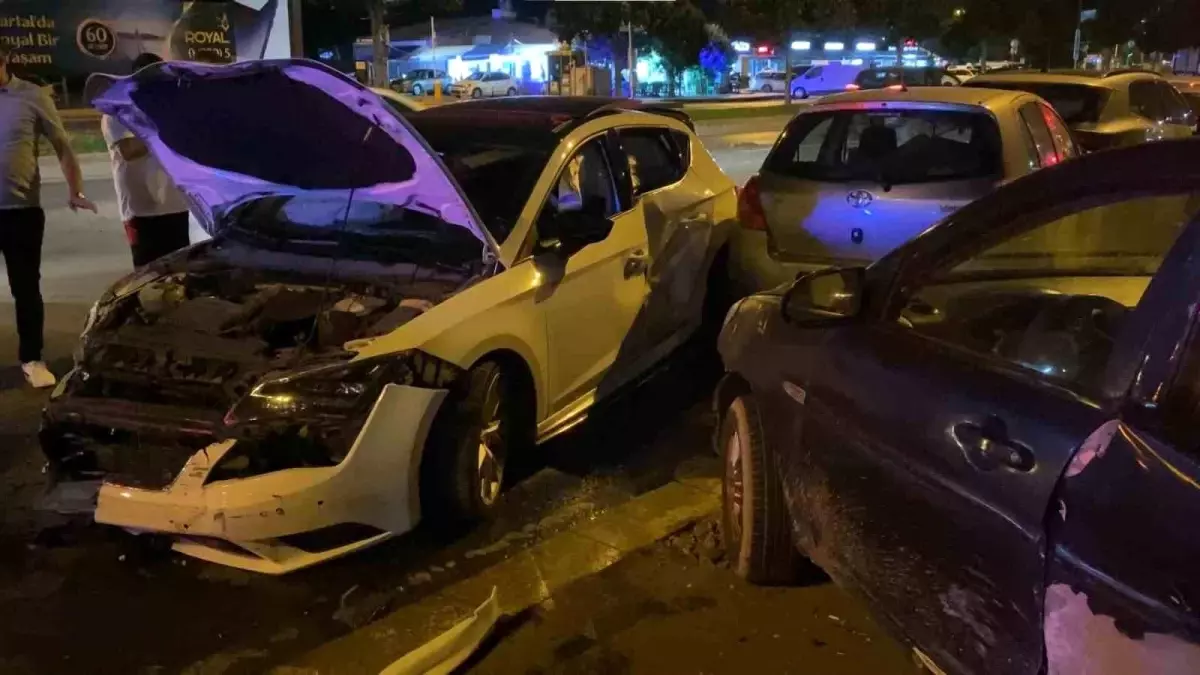 Kartal'da Kontrolden Çıkan Otomobil Park Halindeki Araçlara Çarptı: 2 Yaralı