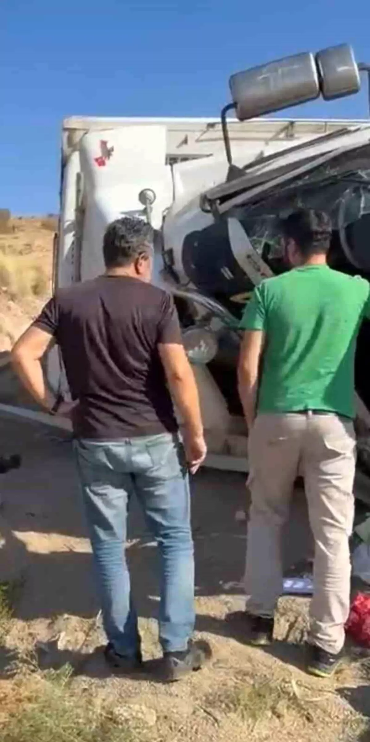 Ankara'da Kamyon Şarampole Devrildi: Sürücü Hastaneye Kaldırıldı