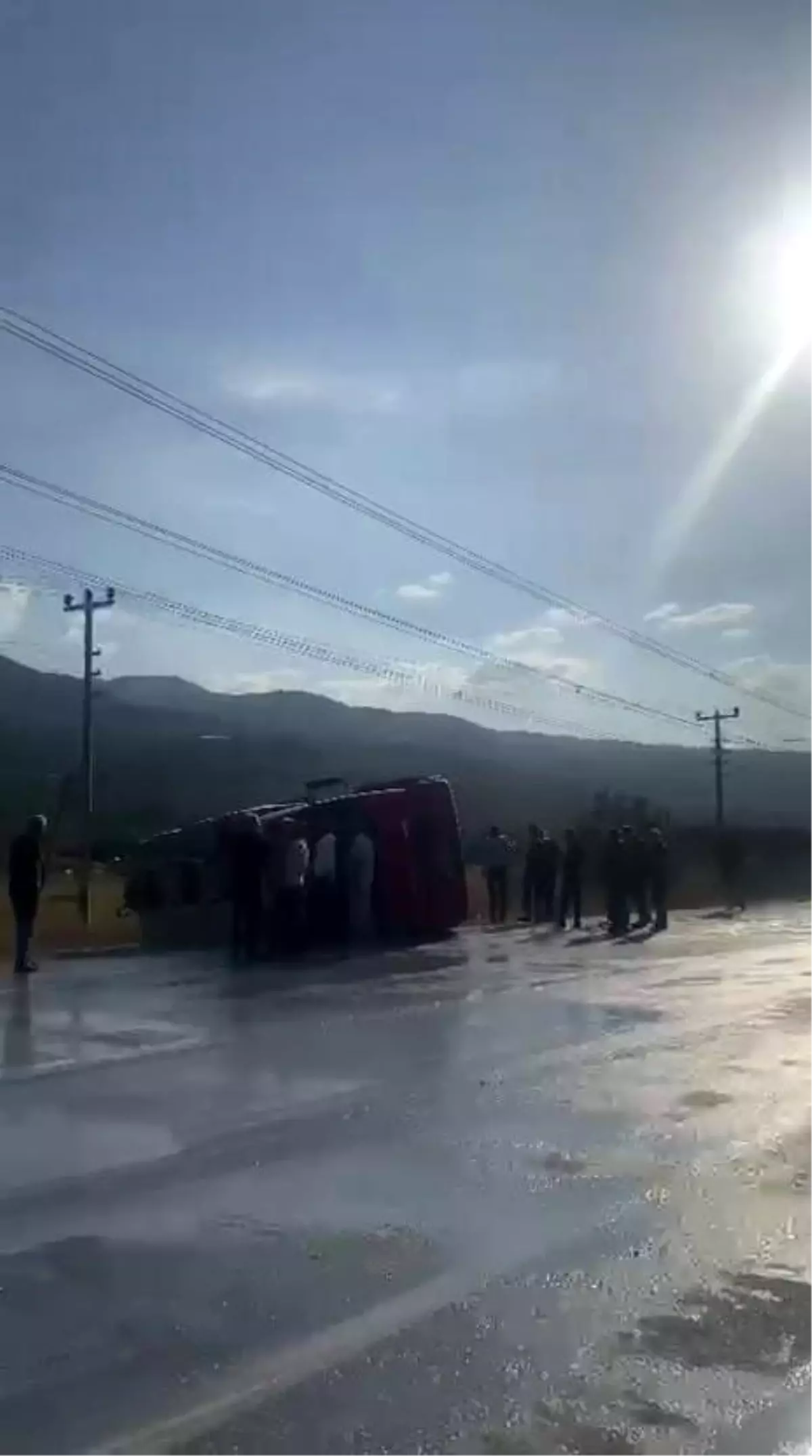 Sakarya'da Süt Tankeri Kontrolden Çıktı: 3 Yaralı