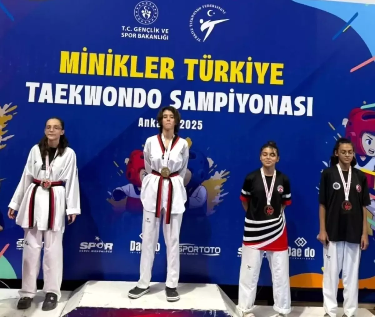 Zişan Koparan Türkiye Minikler Taekwondo Şampiyonası'nda Altın Madalya Kazandı