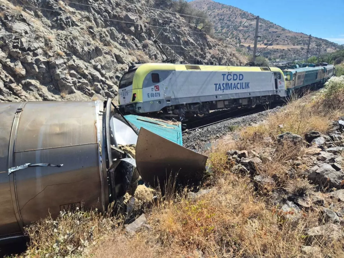 Malatya'da Tren Çarpışması: 1 Makinist Yaralandı