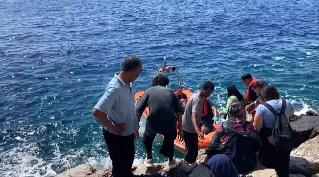 Marmaris'te Mahsur Kalan 39 Düzensiz Göçmen Kurtarıldı