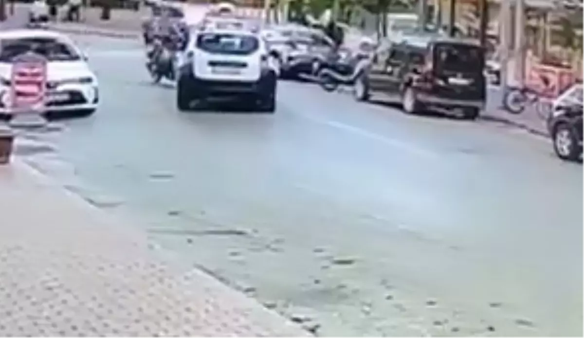 Bursa'da Motosiklet ve Otomobil Çarpıştı: Sürücü Ağır Yaralı