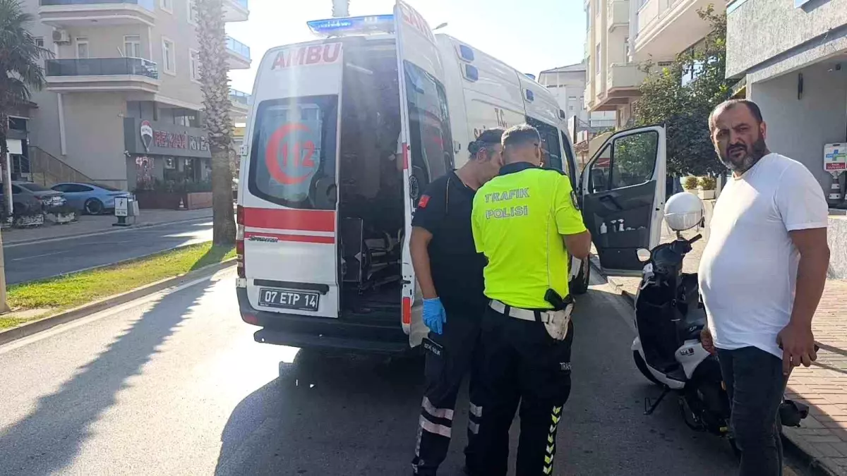 Antalya'da Kırmızı Işıkta Bekleyen Otomobil Motosiklete Çarptı: 1 Yaralı