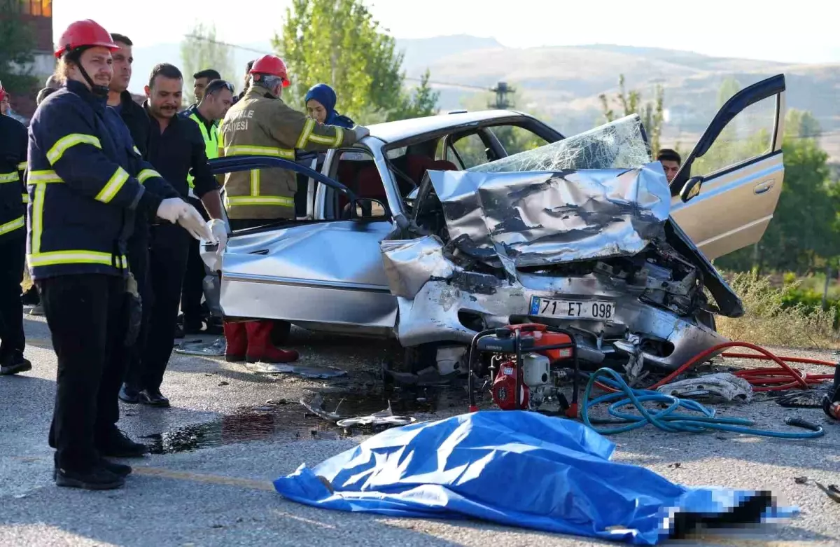 Kırıkkale'de Kafa Kafaya Çarpışma: İki Sürücü Hayatını Kaybetti