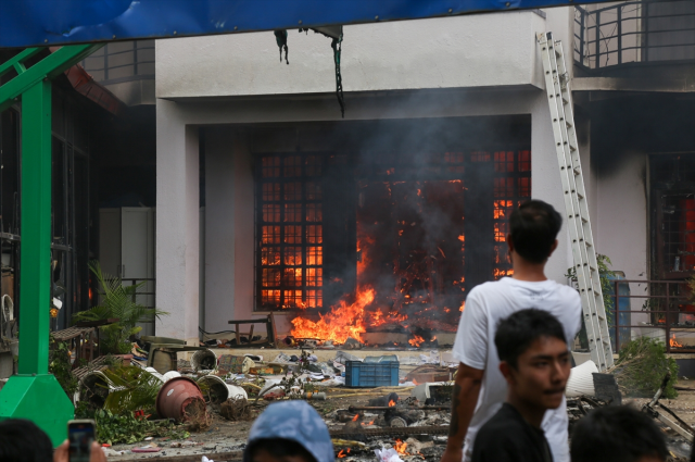 The death toll in Nepal, which has turned into a fire zone due to protests, has risen to 30