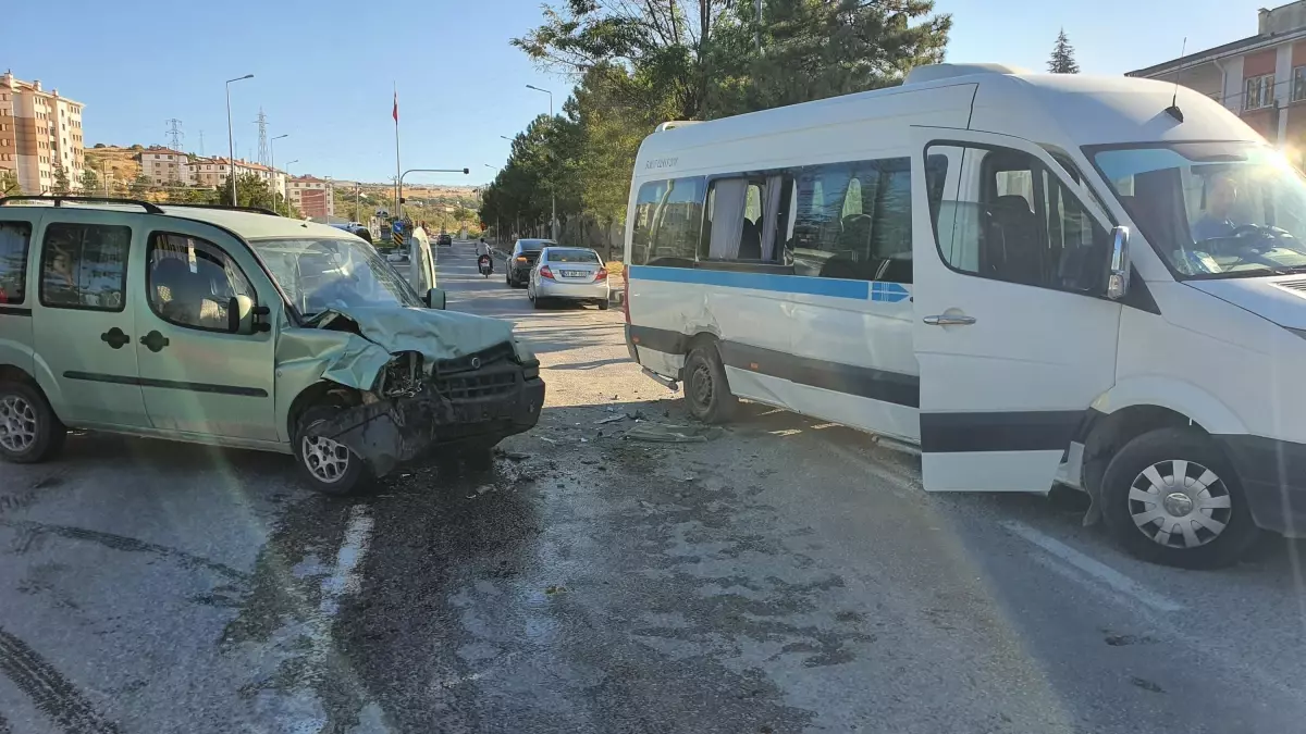 Manisa'da Öğrenci Servisiyle Hafif Ticari Araç Çarpıştı: 9 Yaralı