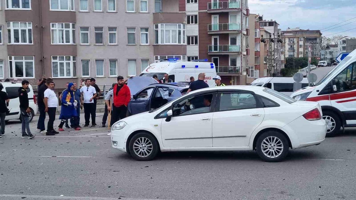 Sinop'ta Trafik Kazası: 2 Yaralı