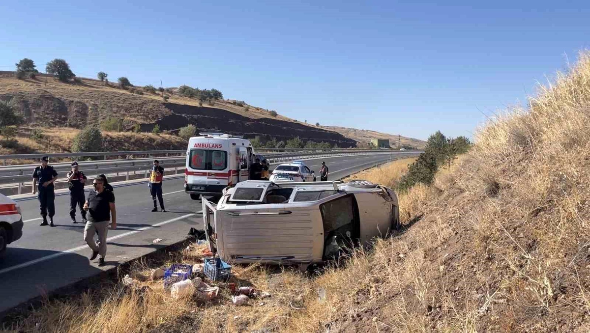 Sivas'ta Hafif Ticari Araç Devrildi, 4 Yaralı