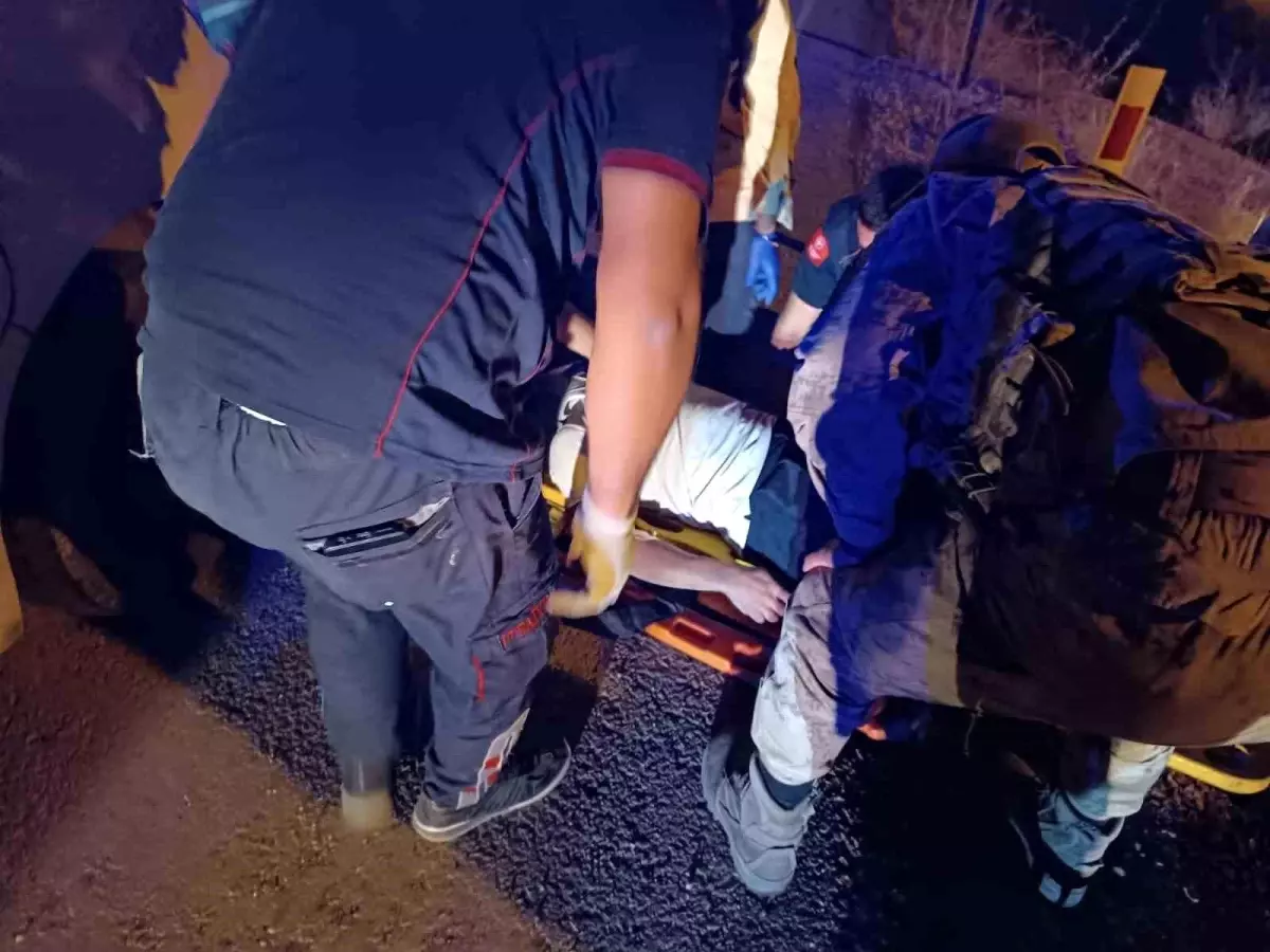 Van-Özalp Karayolunda Minibüs Şarampole Yuvarlandı: 2 Yaralı