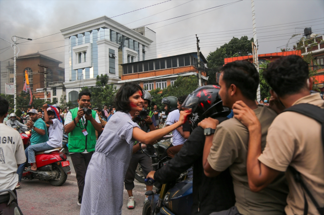 z kusagi nepal i yakip yikiyor televizyon binasi 19031418 4999 m